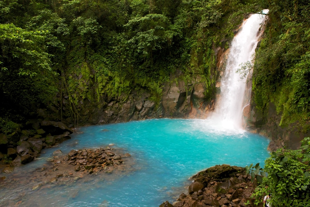 Cascade rio céleste dans le parc national du volcan Tenorio