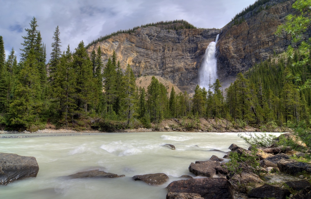 Chutes de Takakkaw dans les rocheuses canadiennes