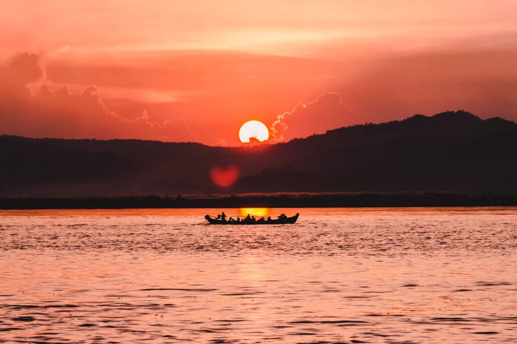 Coucher de soleil sur le fleuve Irrawaddy