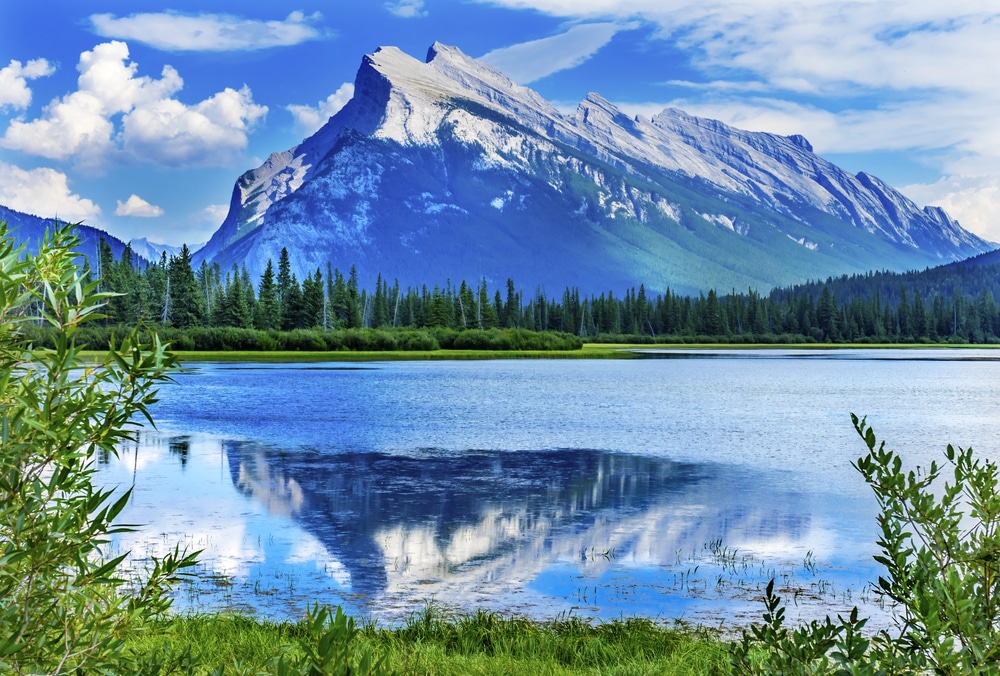 Lac Minnewanka et el Mont Inglismaldie dans le Parc national de Banff en Alberta