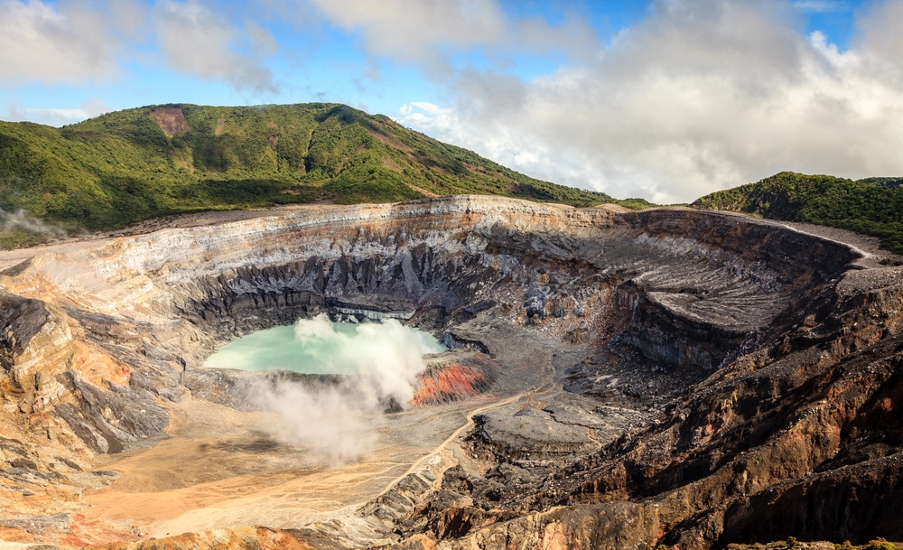 Lac acide dans le cratère du volcan Poas au Costa Rica