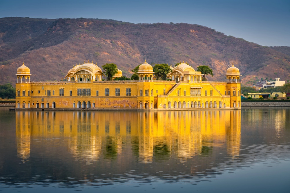 Le palais aquatique Jal Mahal au milieu du lac Man Sagar