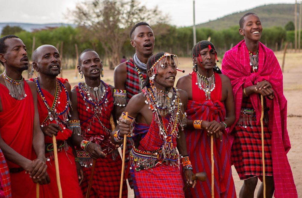 Masaï dansant dans un village tribal local près d'une célèbre destination de safari au Kenya