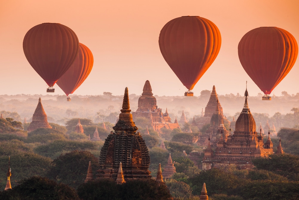 Montgolfière au-dessus de la plaine de Bagan