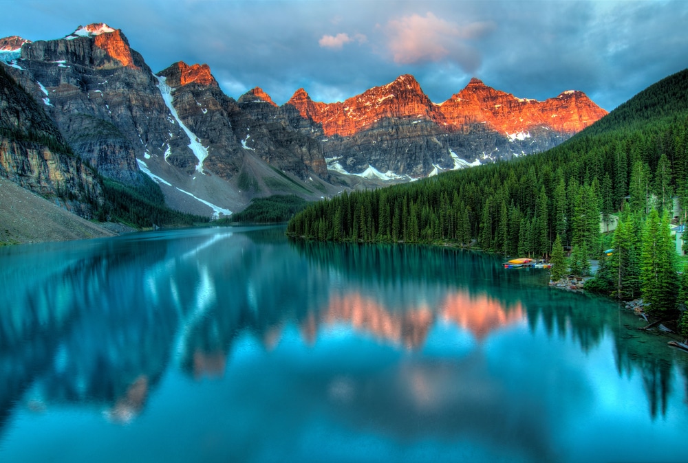 Lever du soleil sur le lac Moraine dans les Rocheuses canadiennes