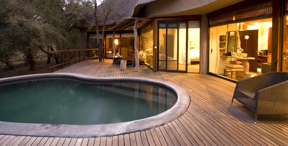 Piscine sur une terrasse dans un lodge