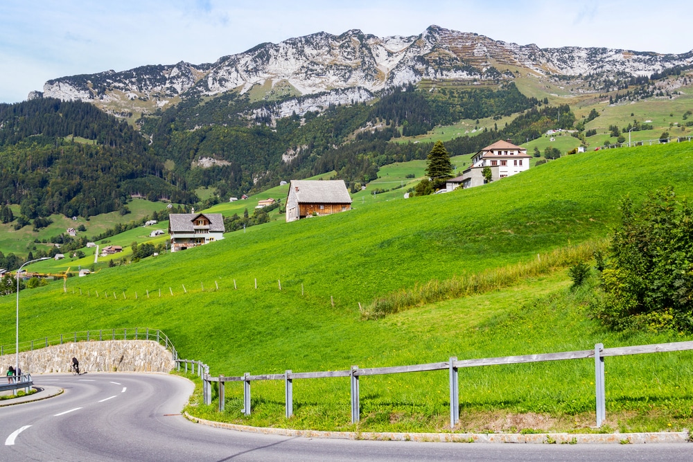 Prairie et chalets au pied du pic Mattstock dans la région du lac Walenstadt, Suisse