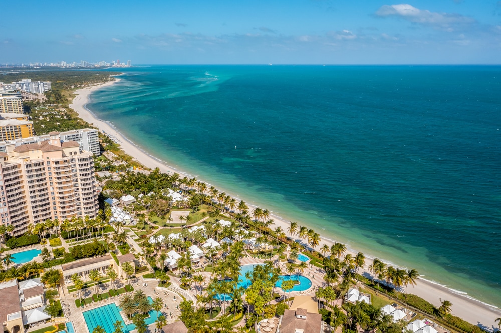 Prise de vue aérienne par drone de la plage de Miami à Key Biscayne