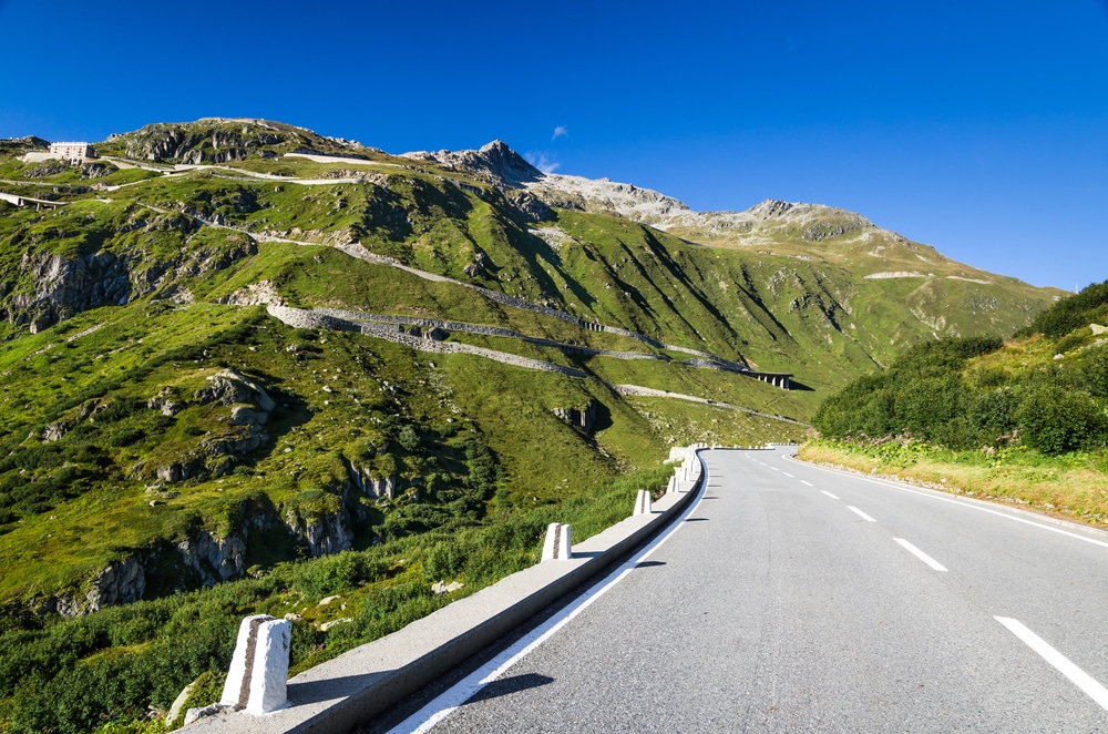 Route du col de la Furka dans les Alpes en Suisse
