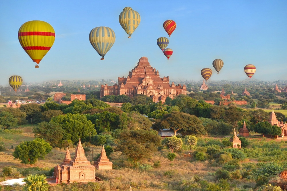 Survoler les temples de Bagan en montgolfière