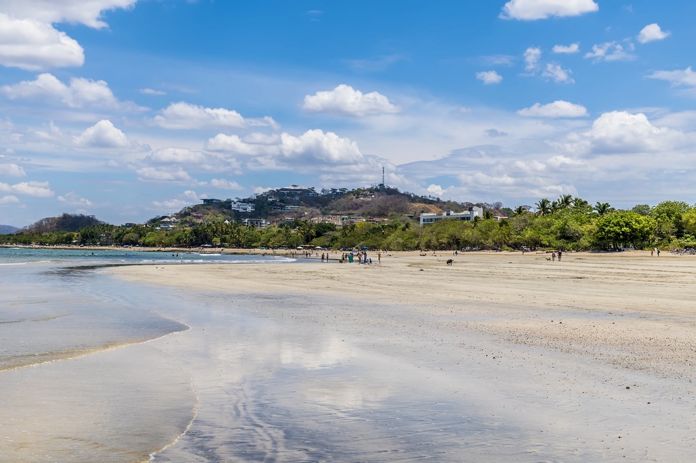 Vue le long de la plage de Tamarindo au Costa Rica