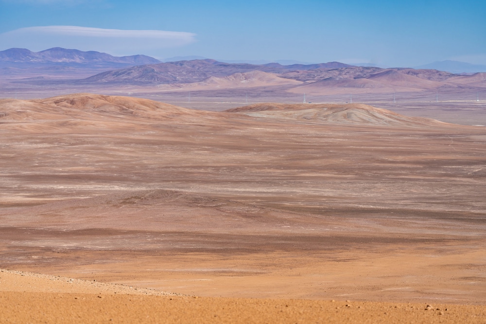 Vue d'un paysage aride avec des montagnes sèches et du grès dans le désert d'Atacama