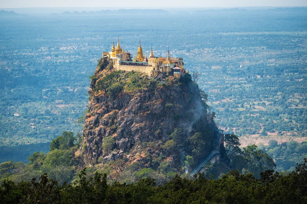 Mont Popa, un important lieu de pèlerinage