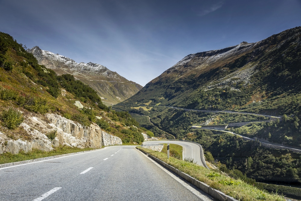 Route spectaculaire avec les Alpes suisses