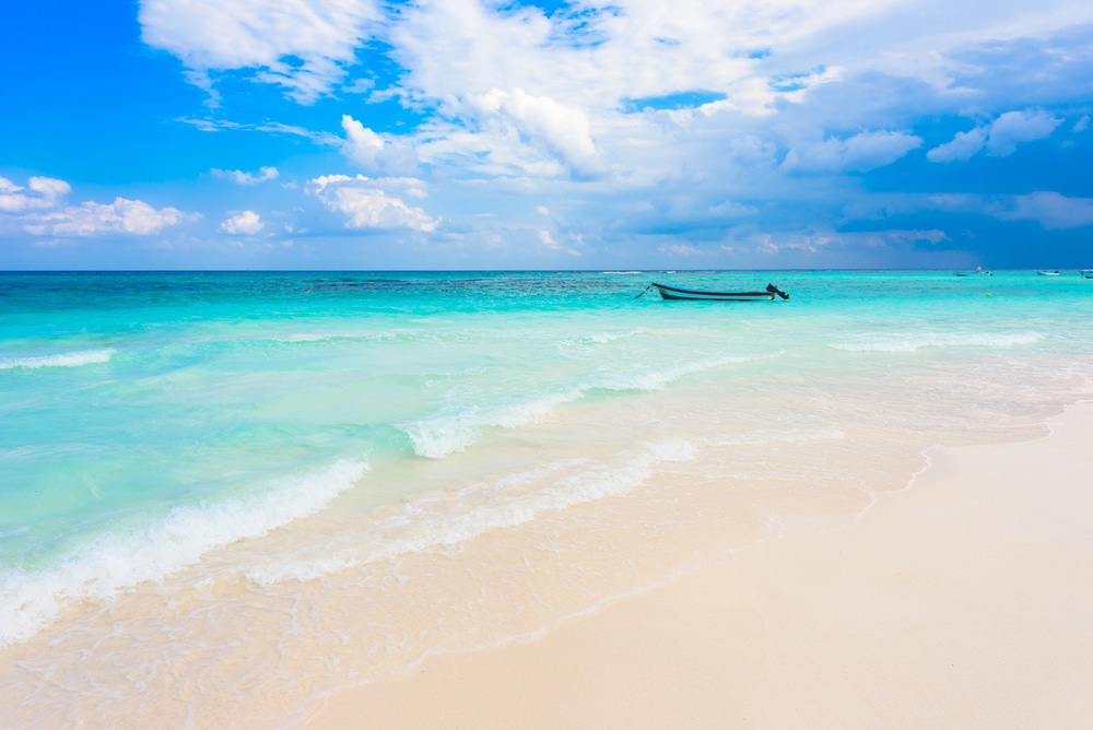 Bateau solitaire sur la plage de Xpu-Ha