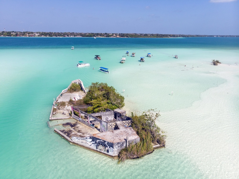 Prise de vue aérienne par drone du canal pirate de Bacalar, Quintana Roo, Mexique