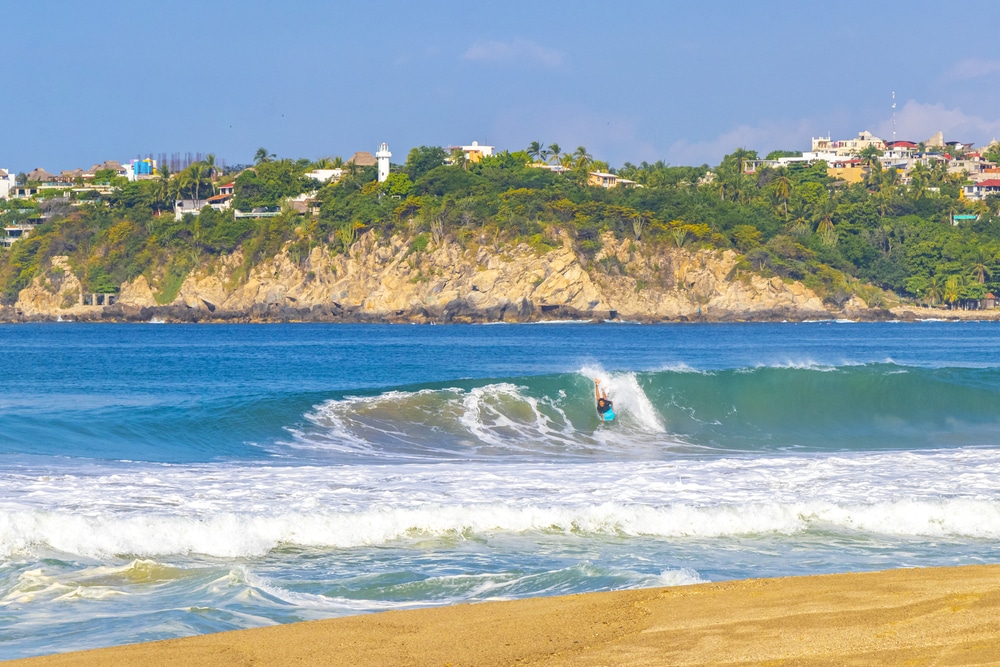 Surfeur surfant sur une planche de surf sur de hautes vagues à Zicatela