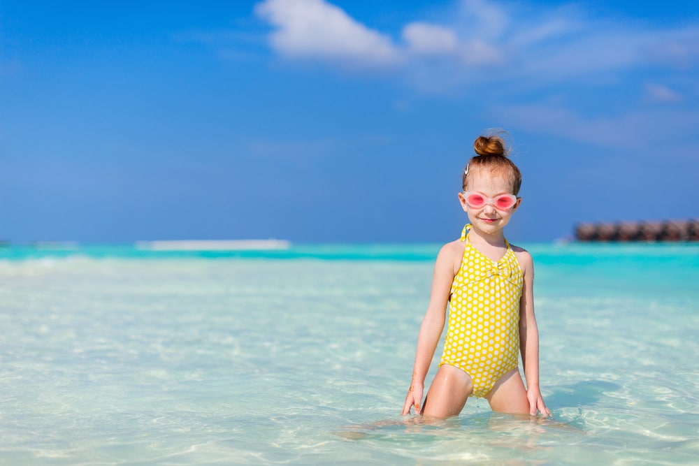 Fille avec un maillot de bain jaune