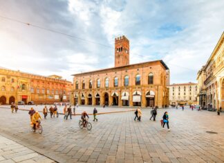 Envie d’une ambiance estivale en plein automne ? Cette ville italienne encore méconnue est la destination parfaite ! Place Maggiore à Bologne