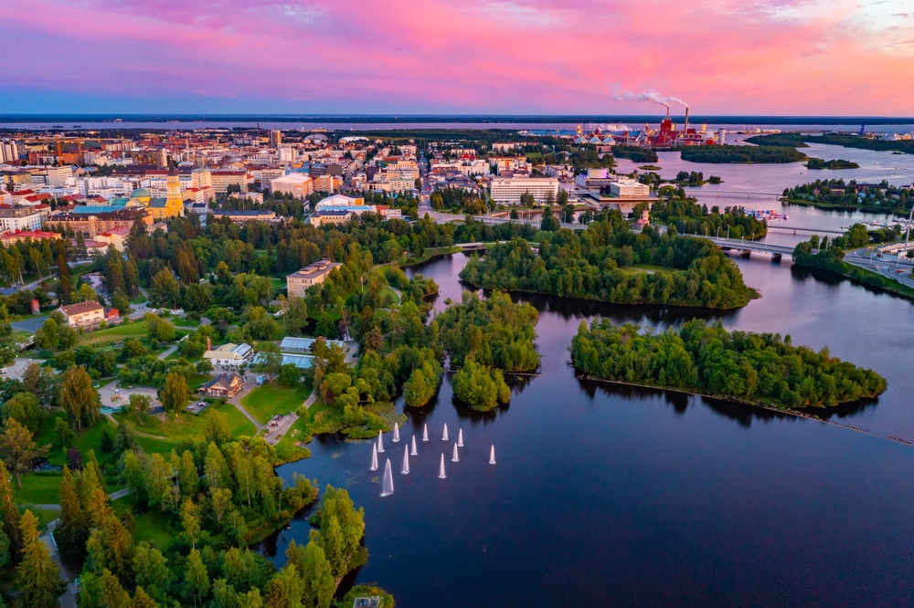 Coucher de soleil vue panoramique sur la ville finlandaise Oulu